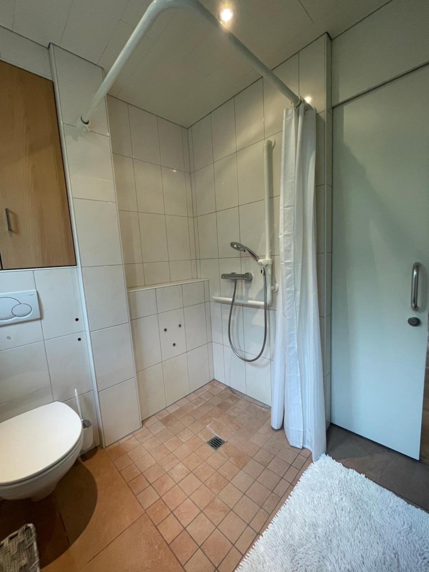 Crown Living Design Apartment - 2 Schlafzimmer - Kueche - Gratis Parkplatz - Abstellraum Fuer Fahrraeder/Ski Mader Exterior photo